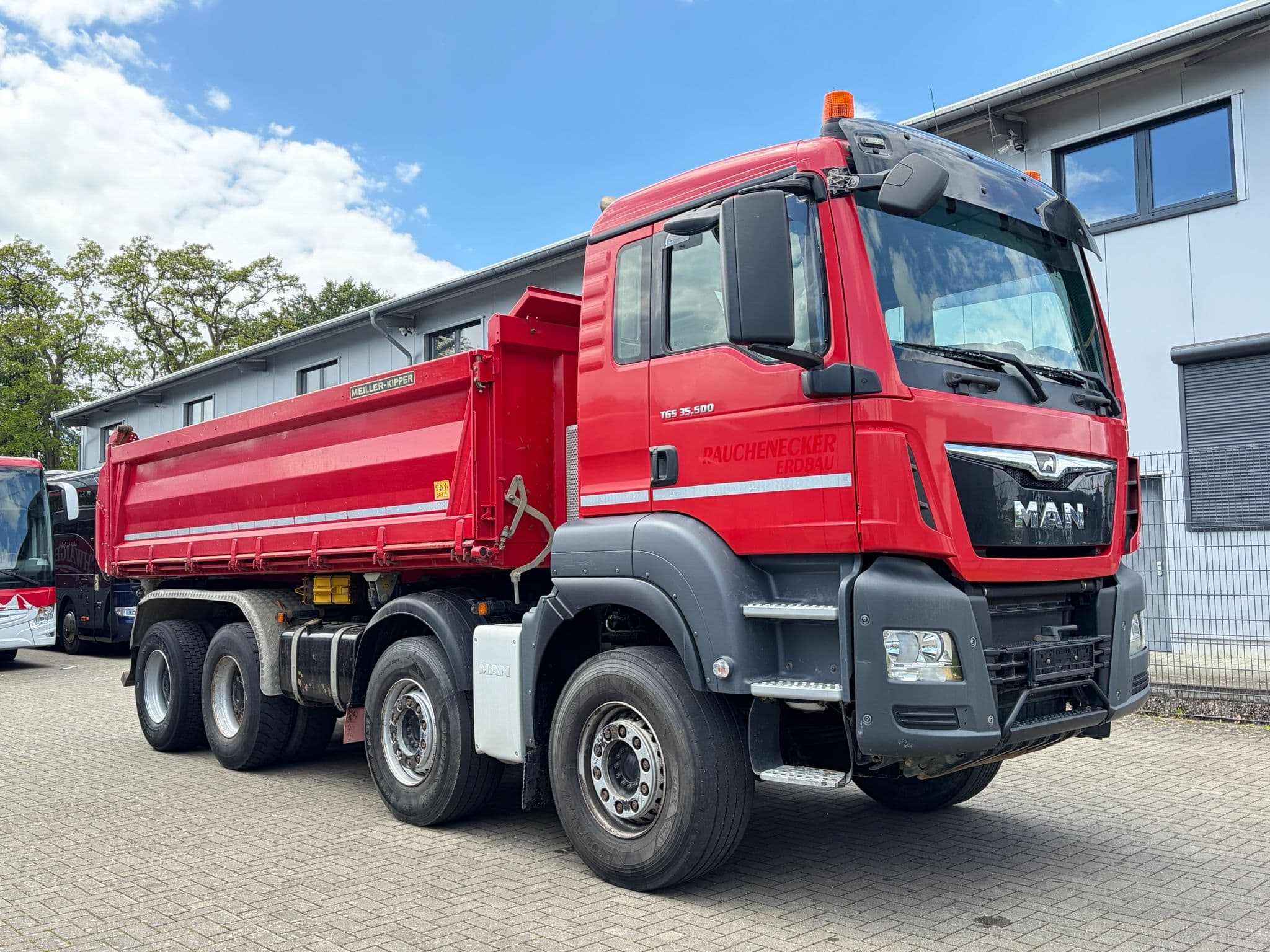 Roter MAN TGS Kipper — Baumaschinen Ankauf