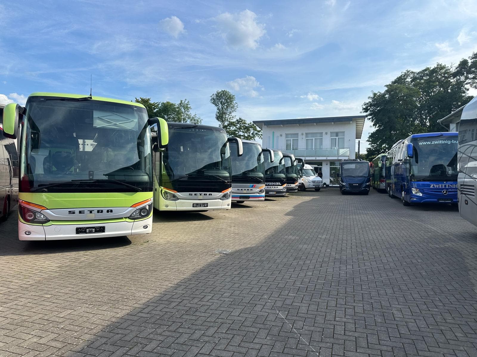 Reihe moderner Omnibusse auf einem Betriebsgelände